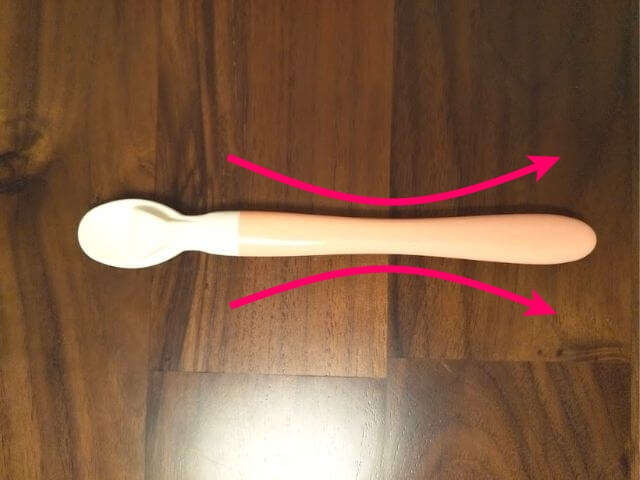 ピジョン離乳食スプーンの柄の形状を説明している写真