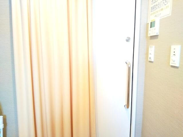 ぱるてらすの授乳室の鍵とカーテンの写真